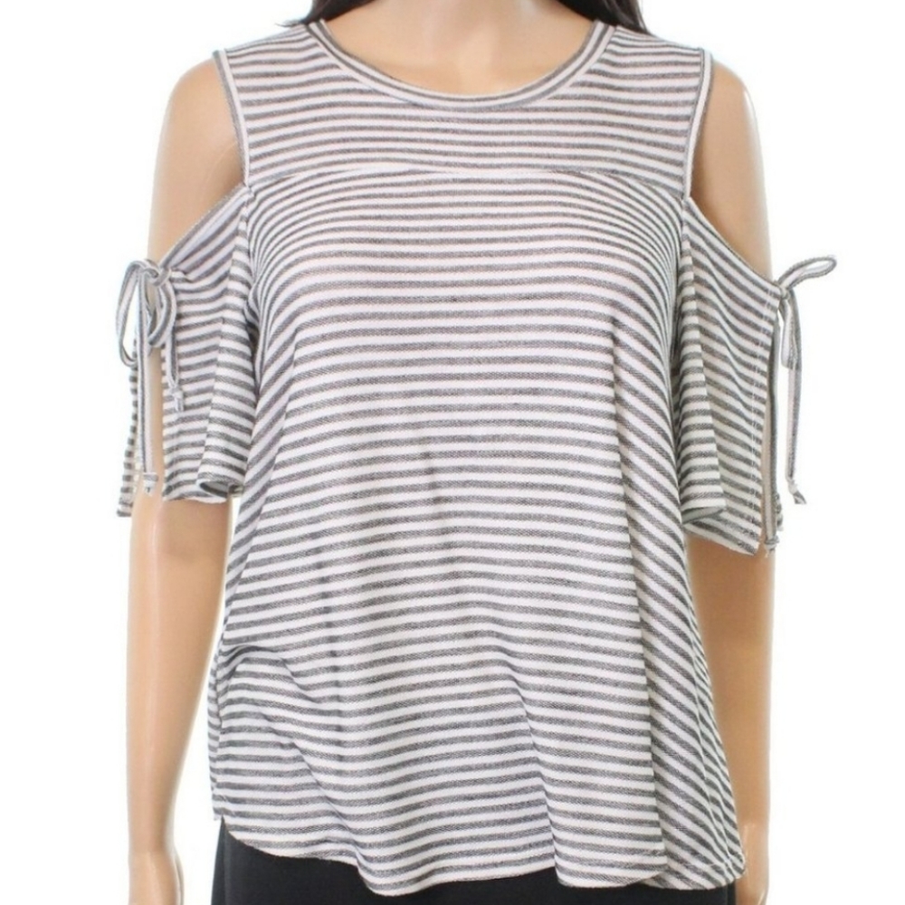 ❤️10/$16 New striped cold shoulder top